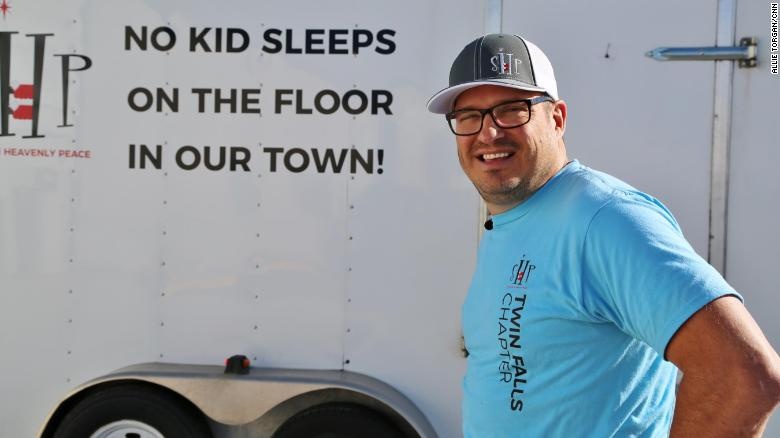 Man quits his job to build beds for children in need and his charity is now taking off