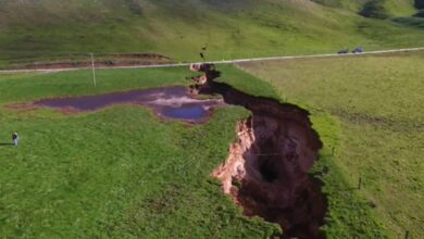 Heavy rainfalls cause ‘biggest ever’ sinkhole in New Zealand 2 1525695668 119475