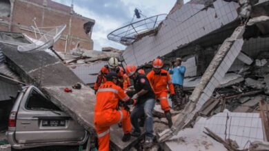 Deadly Earthquake Leaves Indonesia in Aftershocks and Uncertainty 4 5bb137fee55aa820448b4567 750 375